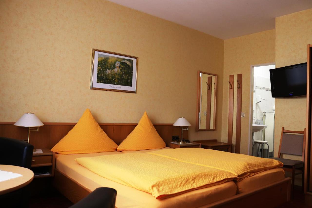Weinstube Pension Moselbluemchen เซลทิงเงน-อาคทิก ภายนอก รูปภาพ